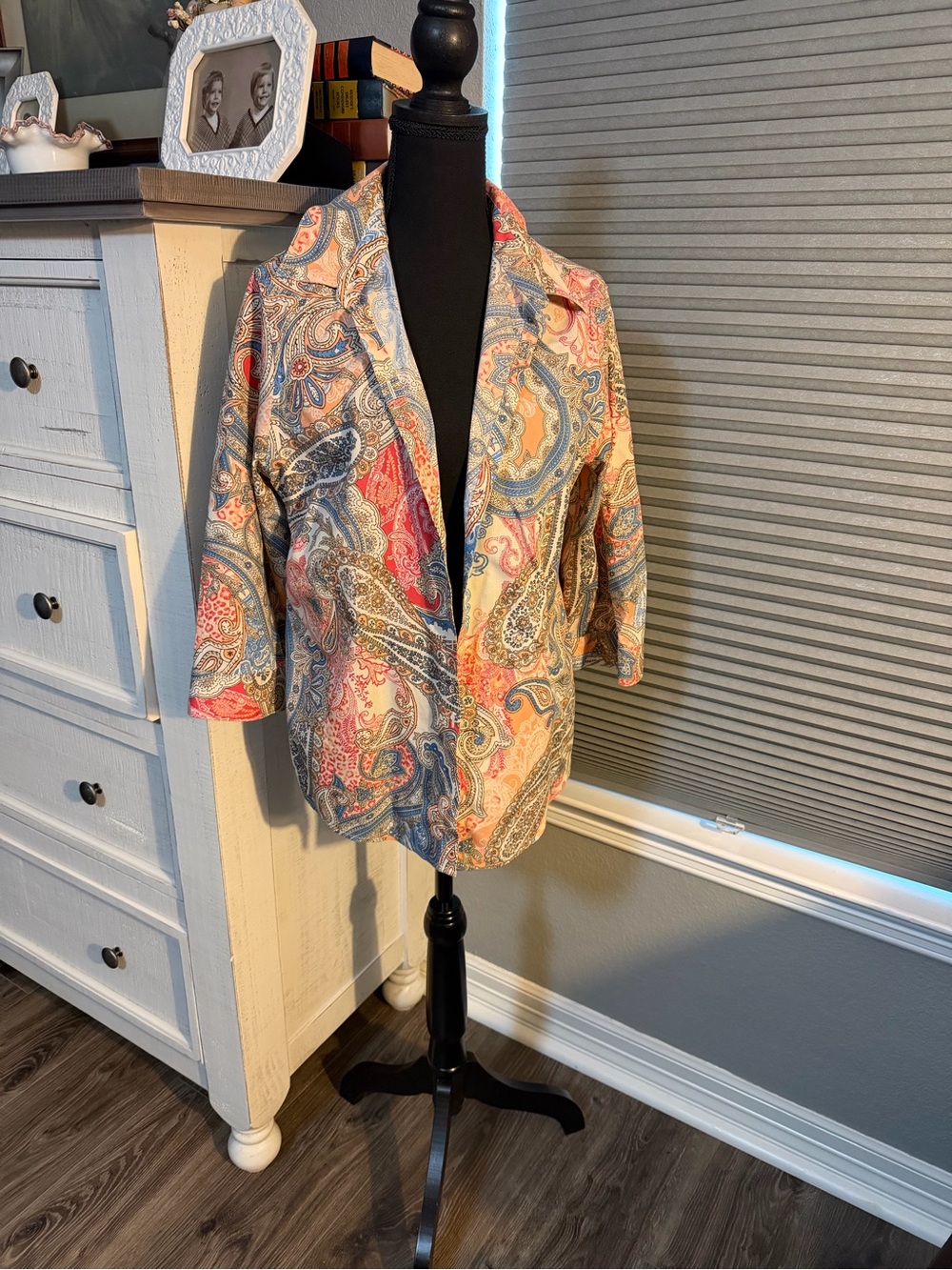 🎊Chico's Paisley button down top in Coral, Blue & Cream size 2